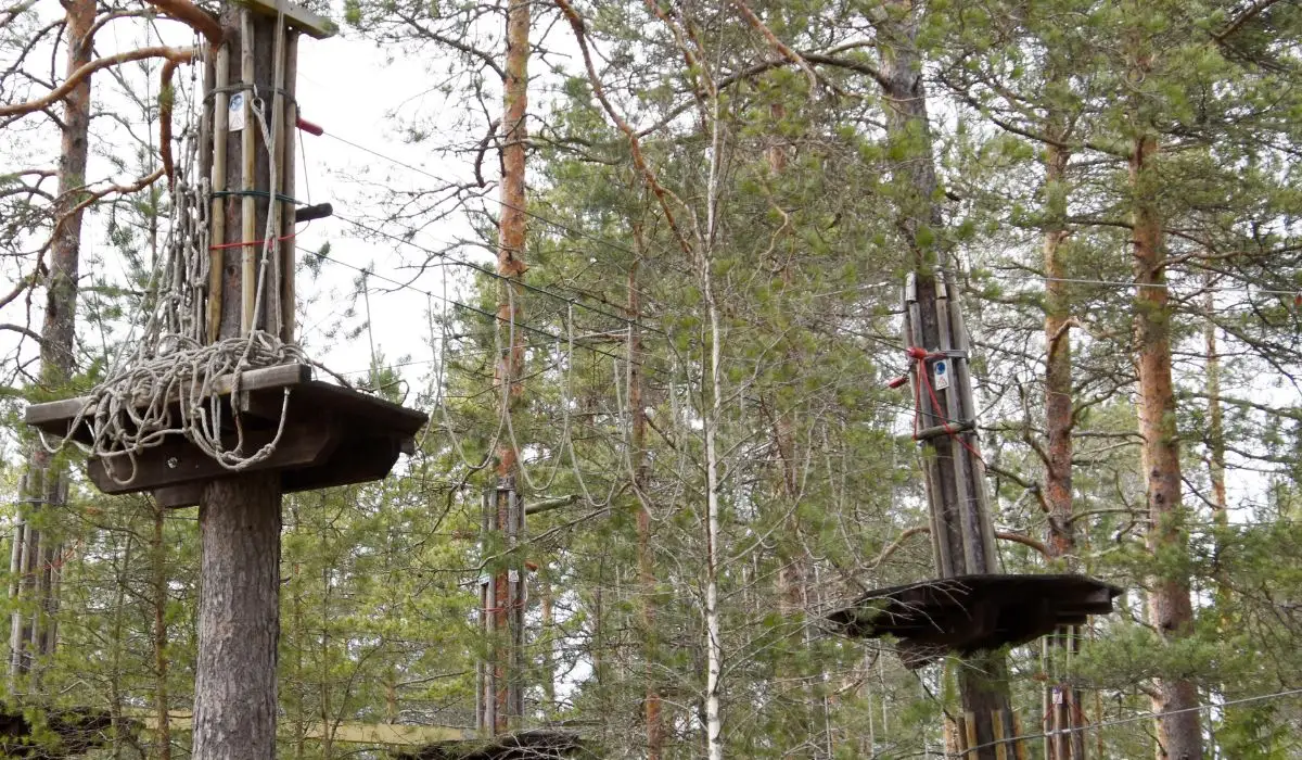 Amigos morrem após pulo de tirolesa durante festa de casamento em Bonito; polícia investiga descarga elétrica