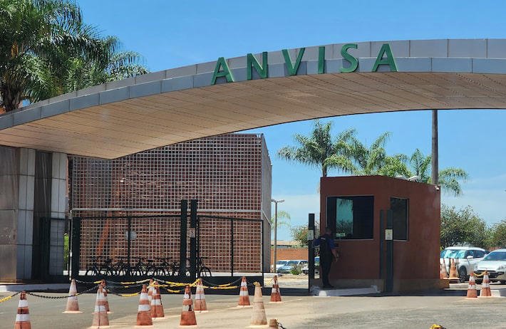 Anvisa proíbe venda e determina apreensão de 12 produtos de limpeza; veja quais são e as marcas