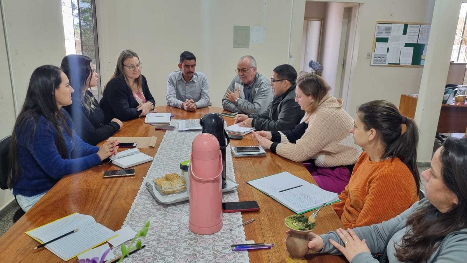 Parceria em prol da educação: encontro discute melhorias para a Escola Herdeiros do Saber