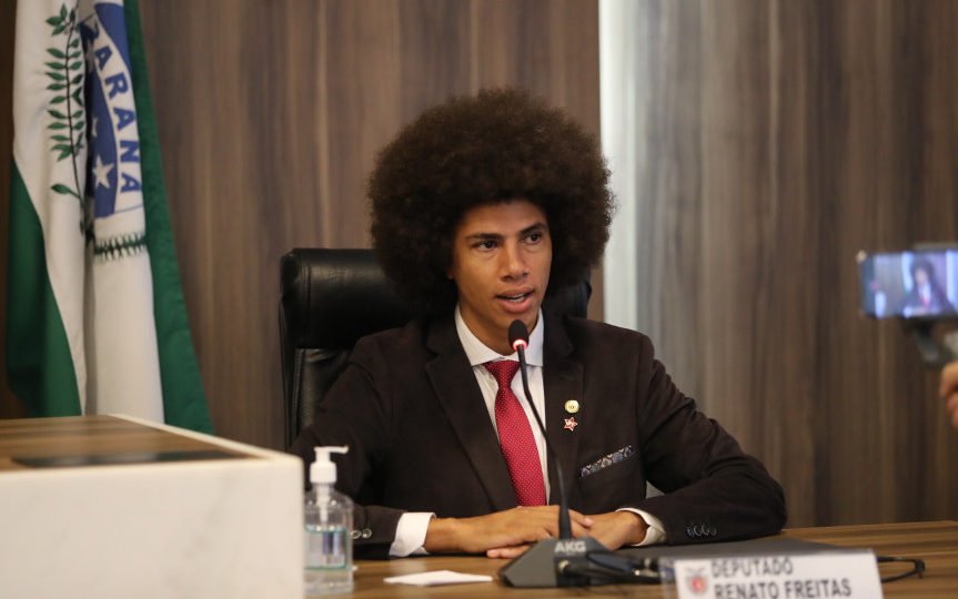 Vídeos mostram troca de socos entre deputado Renato Freitas e homem em Curitiba